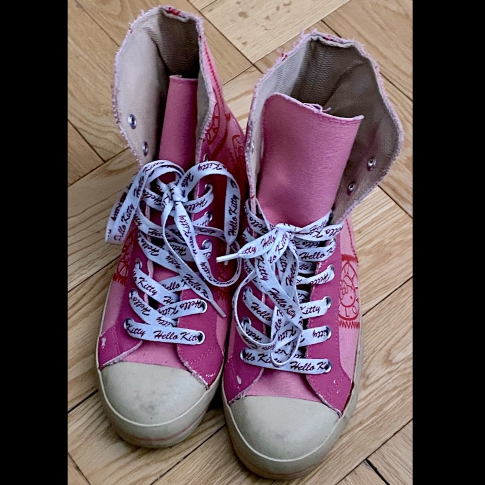 2004 Women’s Vintage Hello Kitty Hightop Sneakers: Sz 37